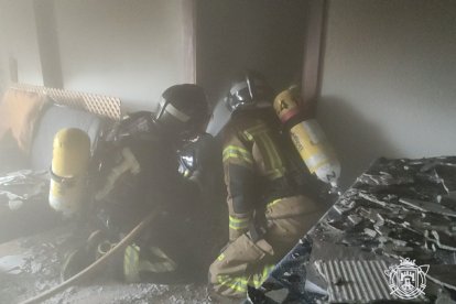 Los Bomberos sofocan el incendio. BOMBEROS DE BURGOS