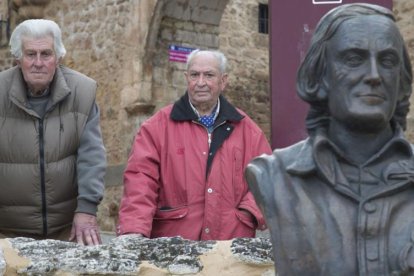 Antonio (izq.) y Poli (dch.) junto a la figura del naturalista pozano del monumento dedicado a Félix en su villa natal.-FOTOS: ICAL