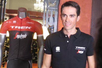 Alberto Contador, hoy, en Palma, junto a su nuevo maillot.-EMILIO PÉREZ DE ROZAS