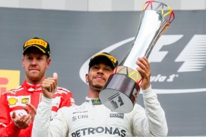 Hamilton celebra la victoria en Bélgica-EFE / STEPHANIE LECOCQ