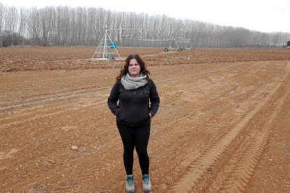 Ana Pastor Soria, joven agricultora de Santa María del Prado, en la finca del Canal de Almazán donde va a comenzar a cultivar patatas y cebollas.-CEDIDA