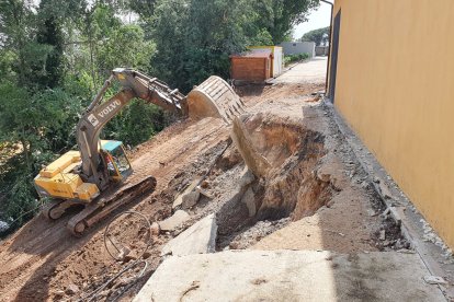 Pie de foto: La tubería soltó 400 litros de agua por segundo arrasando toda la zona