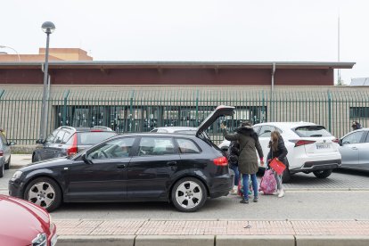 Ayer los padres seguían parando en la calzada para dejar a sus hijos en el CEIP Jueces de Castilla. SANTI OTERO