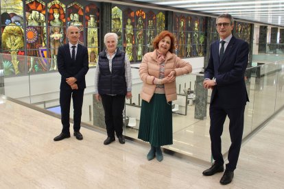 Jesús Les y Emilio de Domingo entregaron la ayuda a las representantes de Atalaya y Nuevo Futuro. ECB