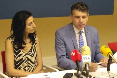 Marañón compareció ayer para explicar su propuesta acompañado de la portavoz de su grupo, Gloria Bañeres.-ECB