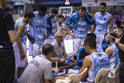 Olmos da instrucciones a los jugadores durante el partido contra Valladolid de la Copa de Castilla y León. SPB/Cintia Cortés