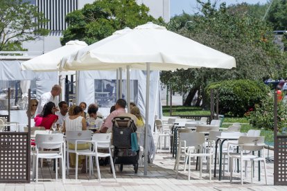 Varios clientes en una terraza ubicada en la capital burgalesa. SANTI OTERO