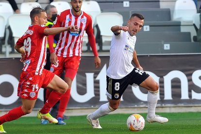 Valcarce controla la pelota. TOMÁS ALONSO