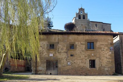 En primer término, la Escuela de Bañuelos de Bureba. Arriba, la iglesia de Santa María. DARÍO GONZALO