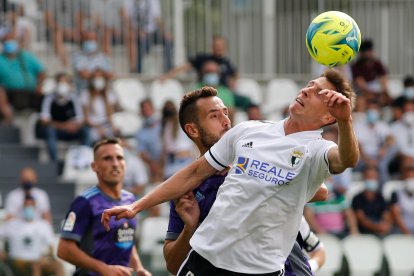 Guillermo busca un balón por alto. SANTI OTERO