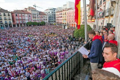 La plaza abarrotada para escuchar a Michu. TOMÁS ALONSO