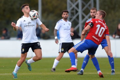 Imagen del partido entre el Burgos Promesas y Bergantiños. TOMÁS ALONSO