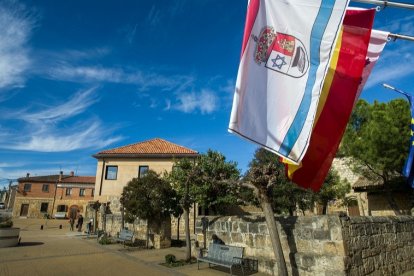 La bandera de Castrillo Mota de Judíos luce la estrella de David en su escudo. TOMÁS ALONSO