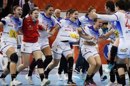 Las jugadoras de la selección española de balonmano en Japón durante la ’semi’ con Noruega.-