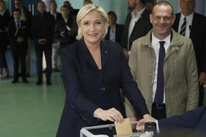 Le Pen vota en Henin-Beaumont (norte).-AP