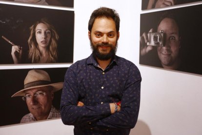 Inauguración de la exposición 'ojos que ven...' del fotógrafo leonés Saúl Arén.-ICAL