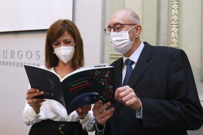 La presidenta del IMCyT, Nuria Barrio, y el director de la biblioteca Gonzalo de Berceo, Rafael Ibáñez, con el libro que conmemora el 25 aniversario de esta dotación cultural. RAÚL G. OCHOA