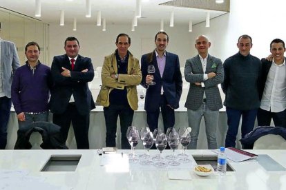 Los mejores sumilleres del país conformaron el comité de calificación encargado de evaluar la cosecha 2015 de la Denominación de Origen.-E.M.