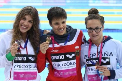 Ignacio, en la derecha, posa con su bronce tras la final de los 200 mariposa-JUSTIN TALLIS / AFP