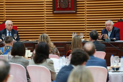 El presidente del TSJCyL, José Luis Concepción, y el expresidente del Tribunal Constitucional, Juan José González Rivas, en Burgos. SANTI OTERO