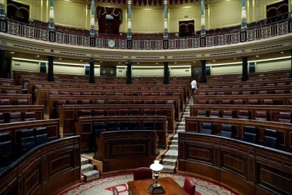 El hemiciclo del Congreso, vacío, una vez que los diputados han abandonado sus escaños.-EFE/ CHEMA MONTOYA