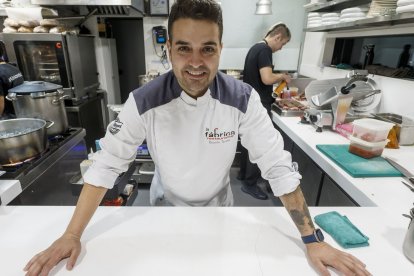 El chef burgalés Ricardo Temiño, propietario del restaurante La Fábrica. SANTI OTERO