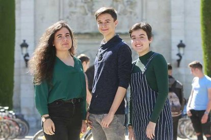 A la izquierda, Estela Moreno, acompañada de Saúl Gallego y Claudia Sagredo, en la entrada del centro educativo.-RAÚL G. OCHOA