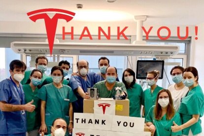 Personal de la UCI de Burgos posa con los equipos donados por Tesla y Elon Musk. ECB