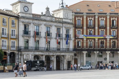 El Ayuntamiento de Burgos, en el número 1 de la Plaza Mayor.