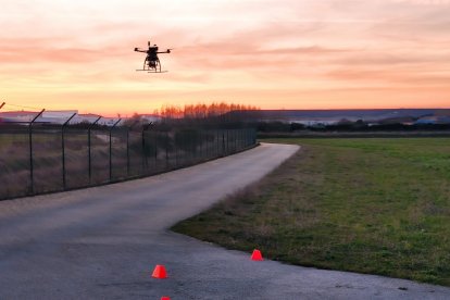 Uno de los drones en el aeropuerto de Villafría. AENA