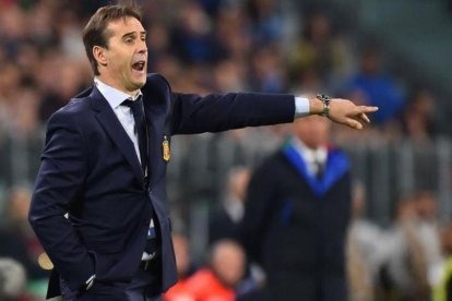 Lopetegui dando instrucciones a sus jugadores durante el duelo con Italia.-AFP / GIUSEPPE CACACE