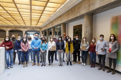 Foto de grupo, en la Casa del Cordón, de los docentes de la provincia que participan en 'Ruralbotic'. SANTI OTERO