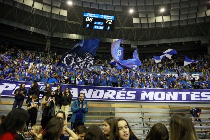 La afición arropa al equipo en el Coliseum