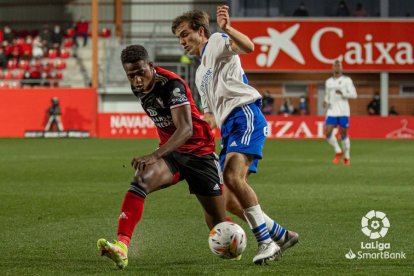 Arroyo gana el duelo al jugador del Zaragoza Francho. LALIGA