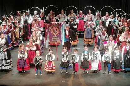 Grupo de Danzas Nuestra Señora de las Nieves. Formado en 1989 cuenta con 70 socios y tiene su sede en el Centro Cultural Purificación Santamarta (calle La Iglesia  de Barriada de Los Ríos). Entre sus actividades
están presentes en  la animación navideña por las calles de Burgos, en la Cabalgata de Reyes, San Lesmes, Carnaval, Cabalgata de San Pedro,  Ofrenda de flores, Festival Internacional Ciudad de Burgos y en nuestro Festival Nacional Bda. Illera, el de Unicef y todos aquellos actos en los que se solicita su participación por parte del Comité de Folclore al que pertenecen.