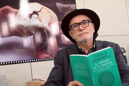 Eudald Carbonel con un ejemplar de su último libro: 'El porvenir de la humanidad'. ICAL