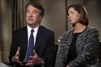 El juez Brett Kavanaugh, junto a su esposa Ashley Estes Kavanaugh, durante una entrevista con la cadena Fox.-JACQUELYN MARTIN (AP)