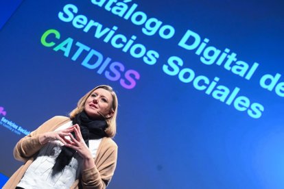 La consejera de Familia e Igualdad de Oportunidades, Isabel Blanco, presentando el catálogo en Burgos. ICAL