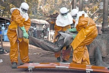 Sanitarios de la OMS retiran el cadáver de un enfermo de ébola en Guinea, el pasado enero.-Foto:   REUTERS / MISHA HUSSAIN