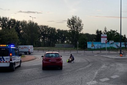 El ciclista, que quedó tendido en la rotonda hasta la llegada de las asistencias, y tuvo que ser finalmente trasladado al HUBU. POLICÍA LOCAL