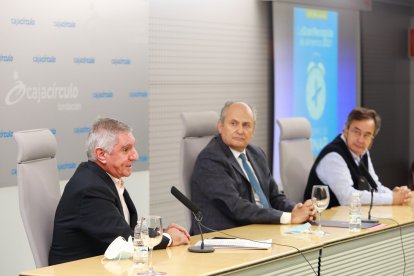 José Angel Martínez, izquierda, Julián Martínez y Ángel Cuesta presentaron la Gran Recogida del Banco de Alimentos. TOMÁS ALONSO