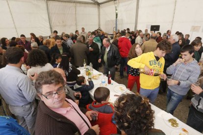 A pesar de la lluvia, los vecinos se atrevieron a lucir sus trajes regionales en el barrio de El Pilar.-SANTI OTERO