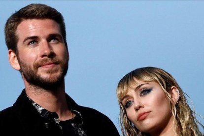 Miley Cyrus y su exmarido Liam Hemsworth.-EFE / ETIENNE LAURENT