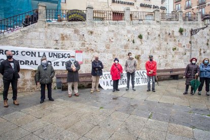 Presentación de la plataforma 'Puertas No' en la plaza de Santa María, junto a la Catedral. SANTI OTERO