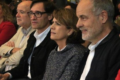 La ministra de Justicia, Dolores Delgado, entre el secretario de organización del PSC, Salvador Illa (a su derecha) y el cabeza de lista socialista al Congreso por Tarragona, Joan Ruiz, este sábado, en Tarragona.-SÍLVIA JARDÍ