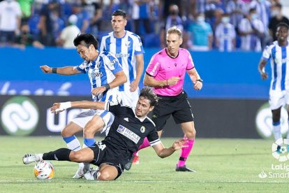 Elgezabal se lanza al suelo para cortar el avance del rival. LALIGA