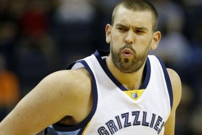 Marc Gasol se las tuvo con Russell Westbrook este jueves durante un partido de pretemporada.-EFE / MIKE BROWN