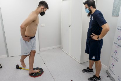 Gonzalo Corbalán, durante el reconocimiento médico supervisado por el preparador físico, Dani Hernández. SANTI OTERO