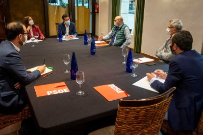 Reunión de la Federación de Hostelería con Luis Tudanca y Esther Peña, esta mañana, en Burgos. SANTI OTERO