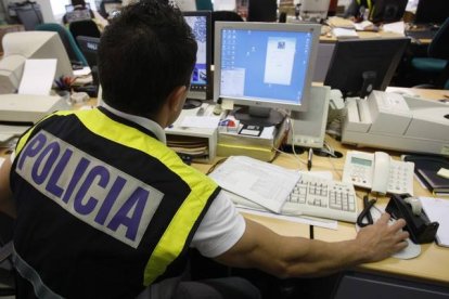 Un agente rastrea internet en busca de delincuentes que trafican con material pedófilo.-EFE / KOTE RODRIGO